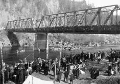 Crowds swarm the Sandy River c1923  to fish for smelt or watch the spectacle. Troutdale HIstorical Society photo